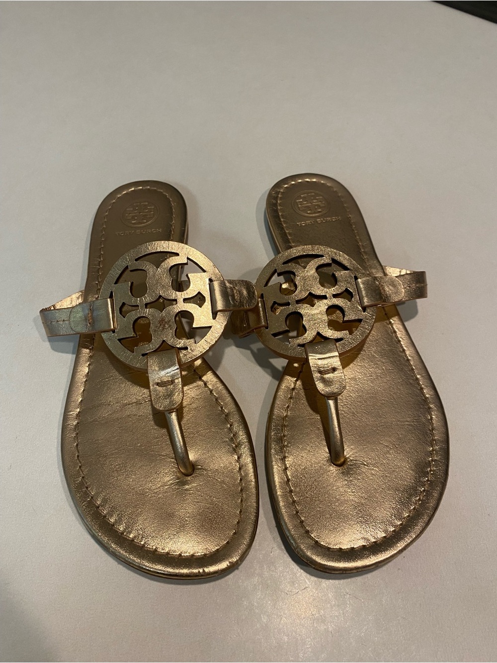 TORY BURCH MILLER ROSE GOLD METALLIC LOGO FLAT SANDAL SZ 7.5